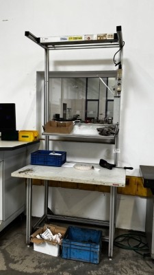 3 Arbeitstische mit Beleuchtung und insgesamt 1 Lupenleuchte